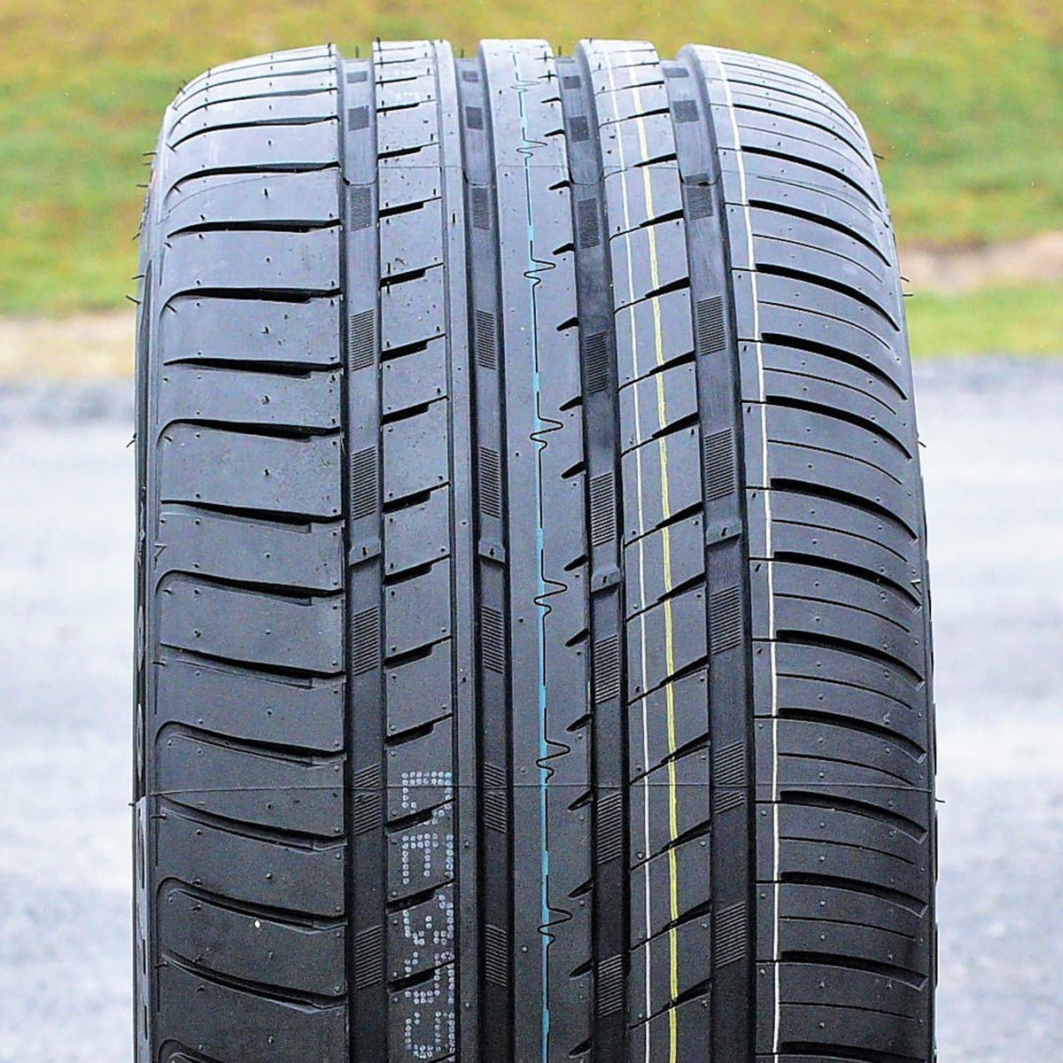 235/40ZR18 XL All Season Passenger Car Tire Q539850